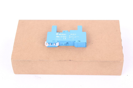 95.83.3 FINDER 8PIN 300VAC 10A SOCLE ENFICHABLE POUR RELAIS